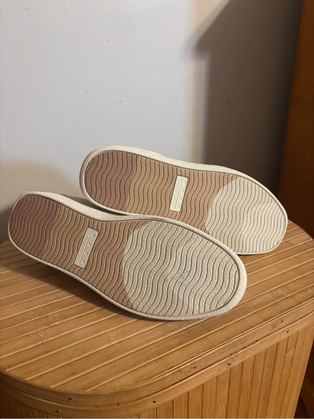 *NWT* Reef Boardwalk Callie Suede Sneakers. Size: 9.5 - Picture 7 of 8